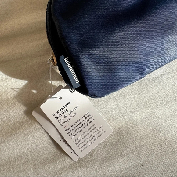 🆕 Lululemon Everywhere Belt Bag True Navy - Picture 2 of 6
